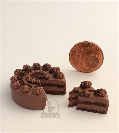 Puppenhaus Miniatur Weiß Sahnetorte Bedeckt IN Schokolade Flakes 