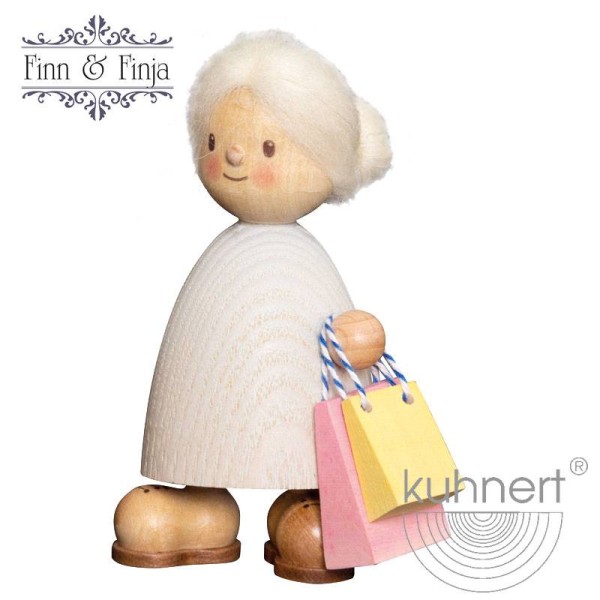 Finja mit Einkaufstaschen