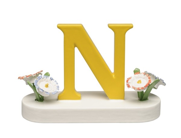 Buchstabe N mit Blumen