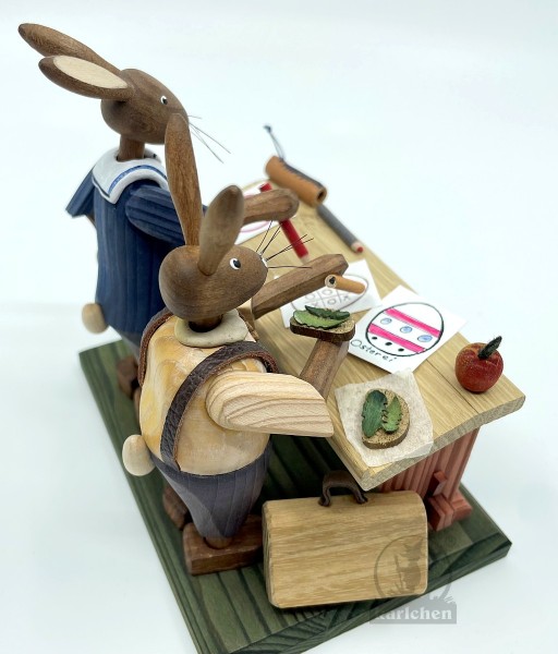 Schulbank mit Hasenjungs