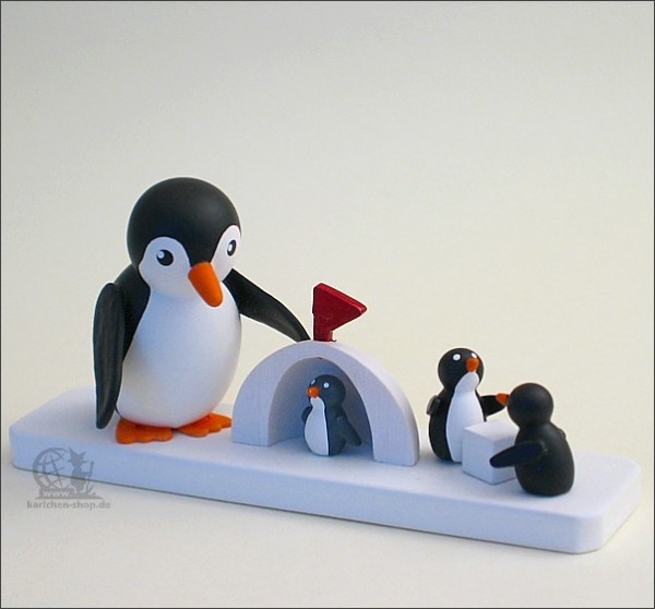 Pinguin mit Winterkindern beim Iglubau