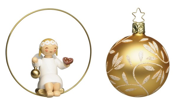 Engel im Ring und goldfarbene Glaskugel