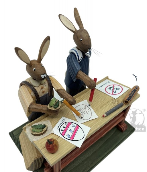 Schulbank mit Hasenjungs
