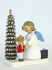 Engel mit Nussknacker am Weihnachtsbaum