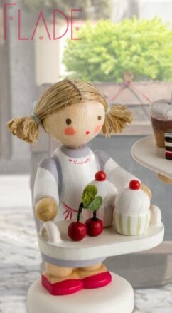 Kleines Mädchen mit Cupcakes