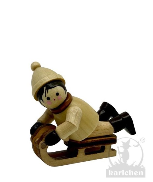 Kleiner Junge mit Schlitten
