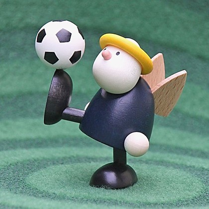 Engel Hans mit Fussball, balancierend