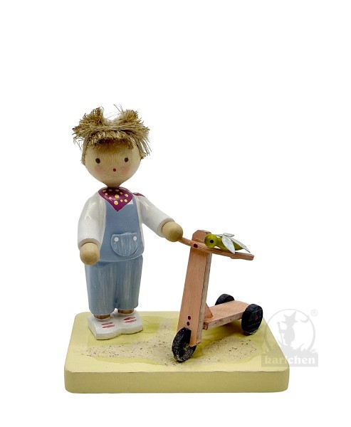 Junge mit Roller